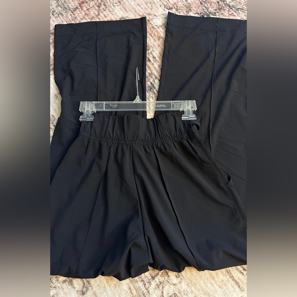 Lululemon Wide Legged Pants Sz 4 Black Side with Pockets - Picture 2 of 9